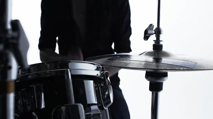 R3D工作室拍摄的鼓手演奏鼓包的特写镜头