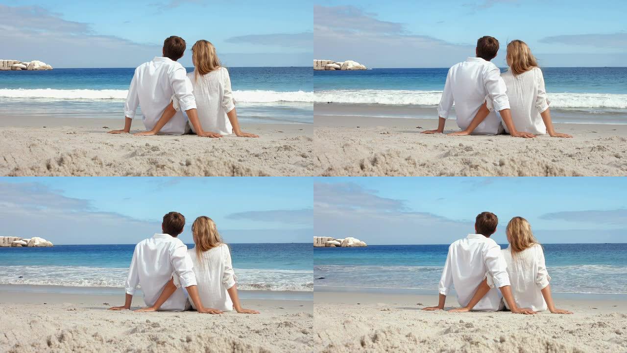 幸福的夫妇坐在沙滩上