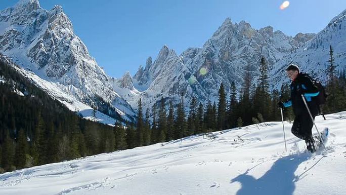 高清：阿尔卑斯山上的雪鞋运动