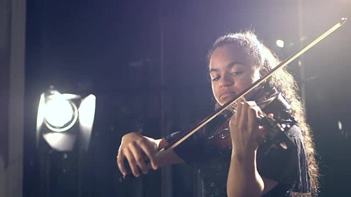 少女在音乐会上拉小提琴