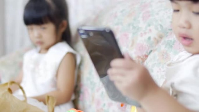 两个小女孩在玩智能手机