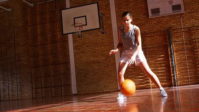 坚定的女学生练习篮球4k