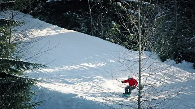 滑雪者，雪地摩托和单板滑雪者在斜坡上经过