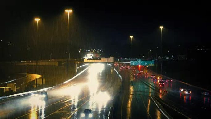 大雨中的夜间高速公路