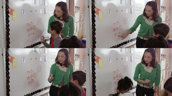 学生在学校数学课上与老师一起写作