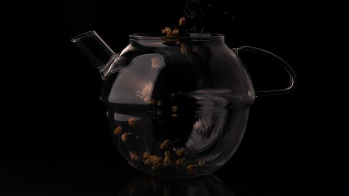 将凉茶倒入玻璃茶壶中
