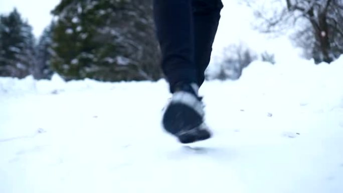 冬季行走中的腿