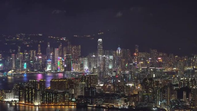 维多利亚港夜间香港城市景观河景的4k剪辑片段，展示了香港灯光交响乐