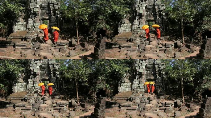 柬埔寨僧侣走过吴哥窟的废墟