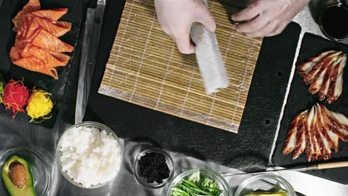 用竹垫烹饪形成寿司卷