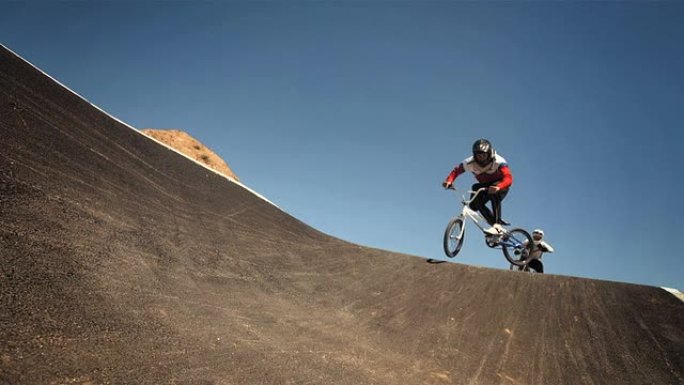 高清慢动作: Bmx赛车手在赛道上跳跃