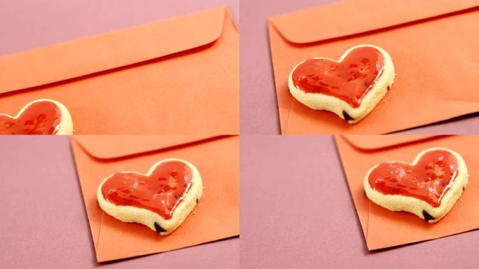 母亲节快乐卡片，粉色背景红色信封上的心形饼干