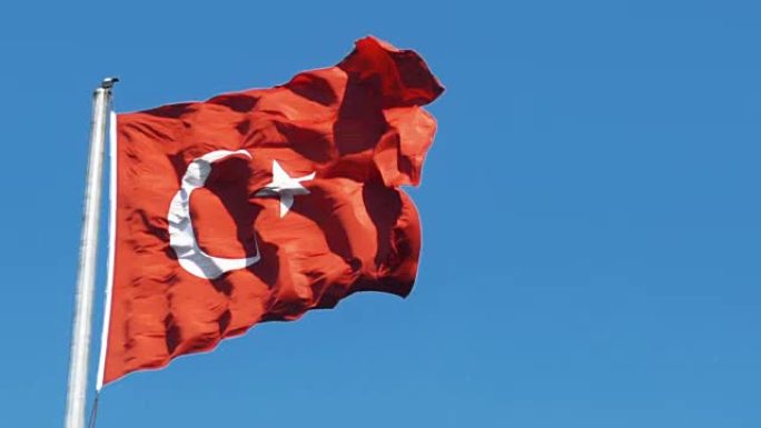 土耳其国旗在户外蓝天中挥舞的慢动作
