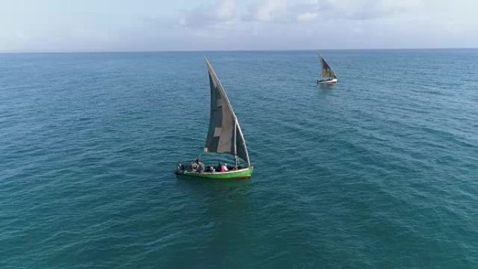 两艘传统单帆船渔船出海捕鱼的空中特写镜头