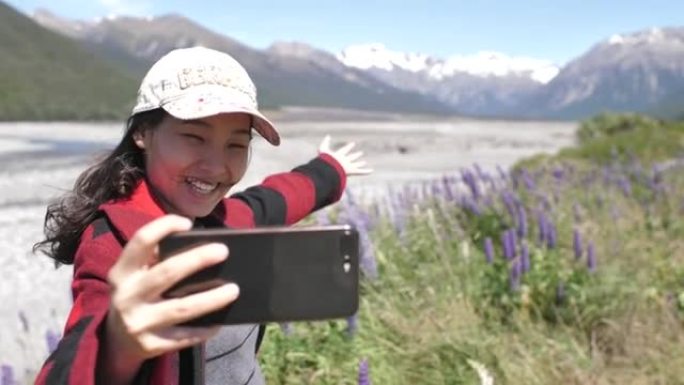 女人用手机视频通话给新西兰的朋友