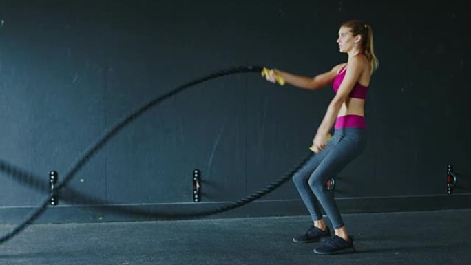 运动女子战斗绳索锻炼