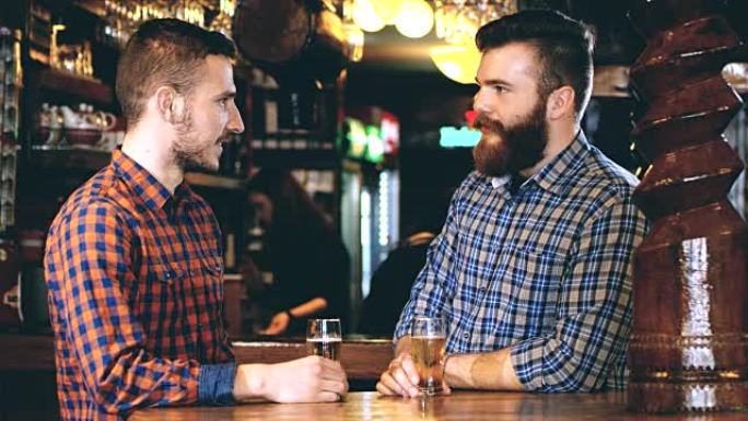 SLO MO两个男人在酒吧里喝啤酒
