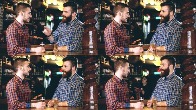 SLO MO两个男人在酒吧里喝啤酒