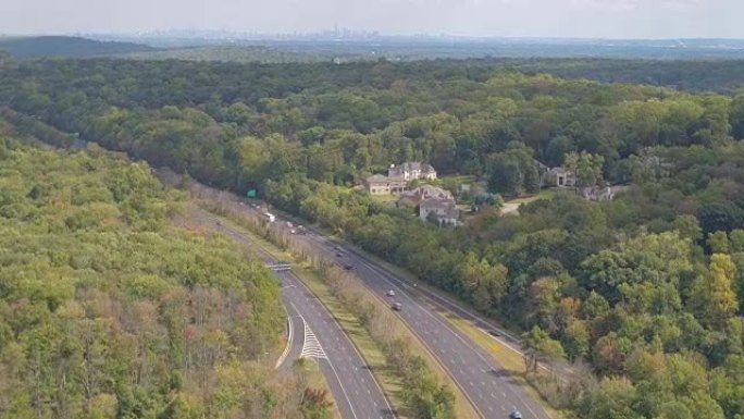 空中: 多车道州际公路，纽约市城市线在地平线上