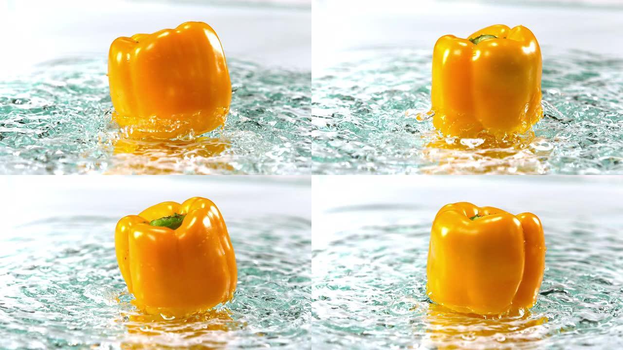 黄椒在水上旋转