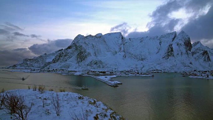 挪威罗弗滕群岛汉诺伊村多云湖的顶景雪山的4k剪辑