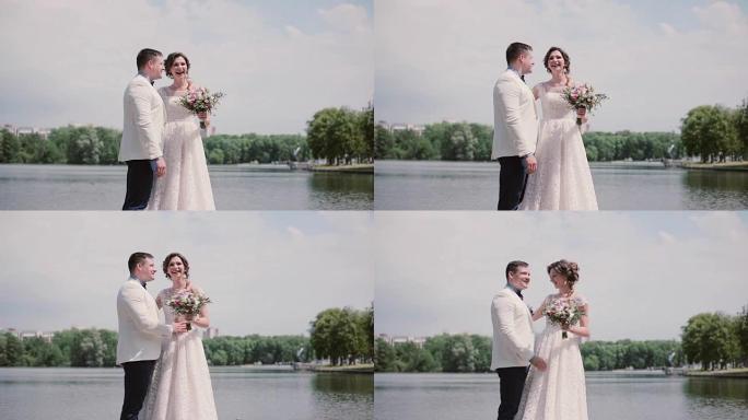 新婚之日，一对相爱的情侣站在河岸上，开心地笑着。夏季晴天