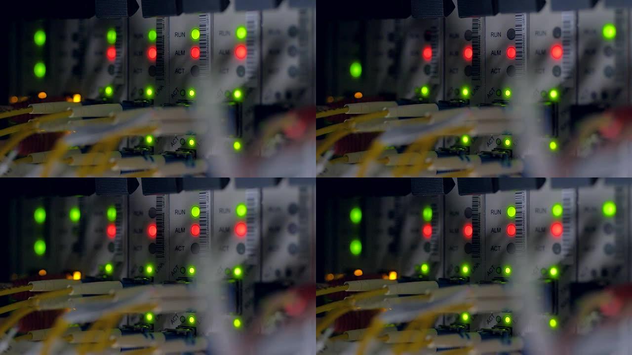 网络交换机后面板上的指示灯红色、绿色闪烁。4 k。