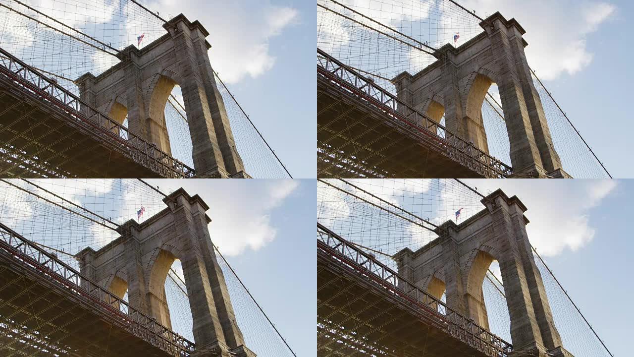 悬挂在纽约布鲁克林大桥顶部的美国国旗