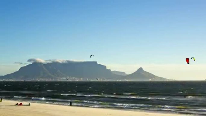 南非桌山背景的风帆冲浪者的延时