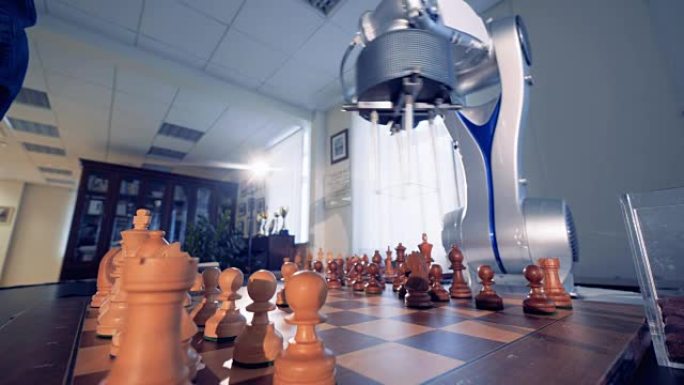 人工智能，机器人棋手和一个男人下棋。4K。