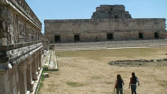 墨西哥废墟古建筑北美两个女人