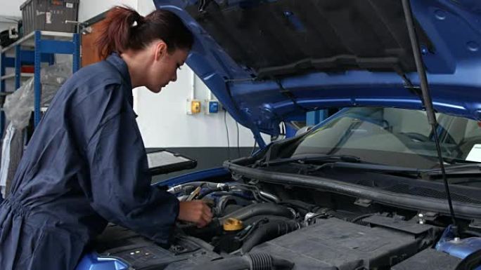女机械师检修发动机