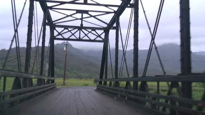 （HD1080i）驾车穿越乡村大桥