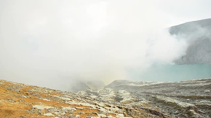 印尼Ijen火山的硫磺烟雾