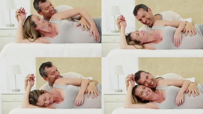 孕妇和丈夫躺在床上