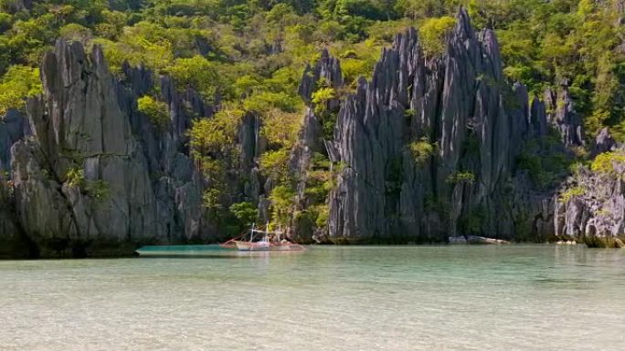 风景与菲利皮诺船，岩石和蓝湾。菲律宾巴拉望岛爱妮岛