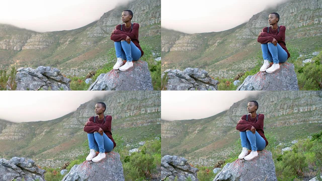 女人在4k乡村的一块岩石上放松