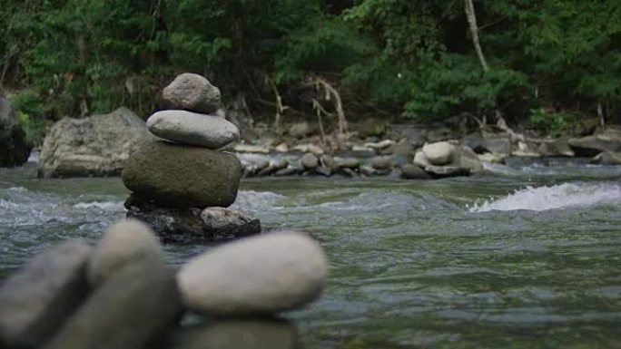 河边的岩石平衡