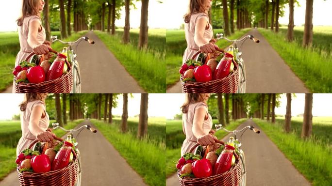 女人在公园里骑自行车和一篮子蔬菜