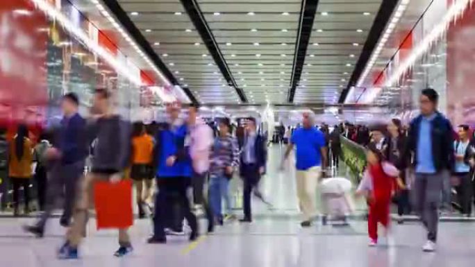 4K延时(4096x2160):香港中环地铁站隧道内人群进进出出。zoomin风格。