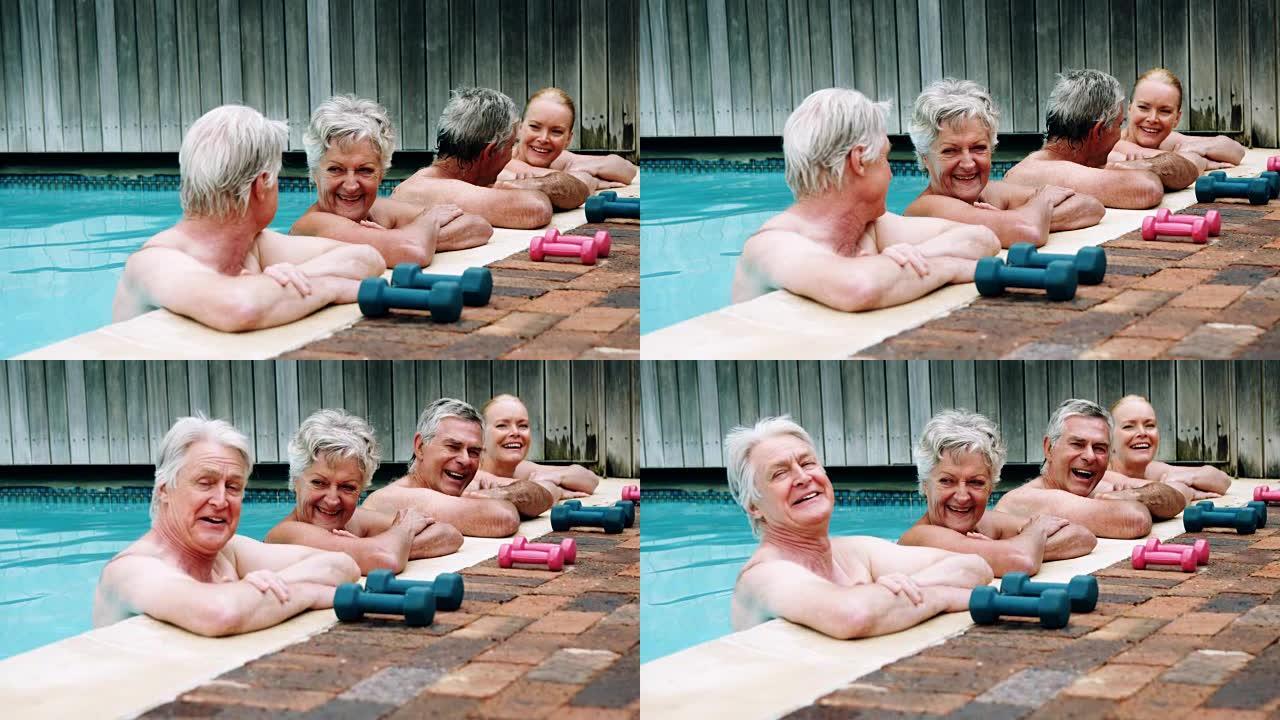 老年人在游泳池边互动时放松