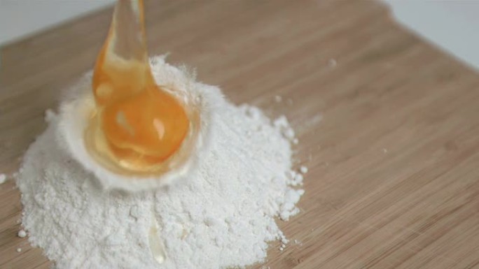 鸡蛋是落在面粉上的超级慢动作