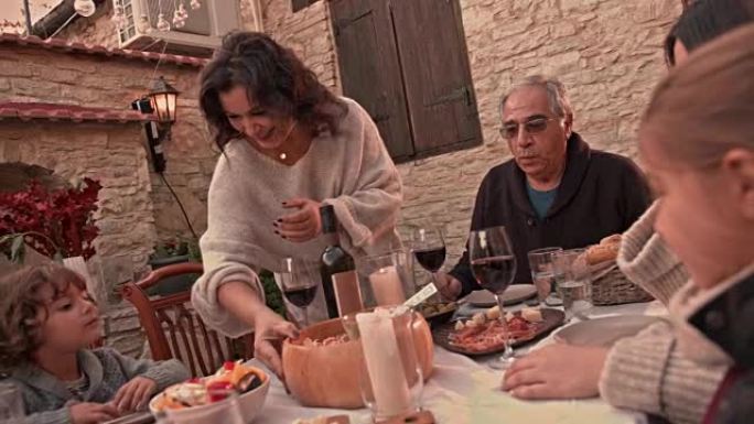 祖母在地中海村庄为家人提供自制午餐