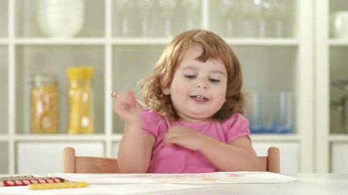高清: 有趣的小女孩打手势和模仿猴子