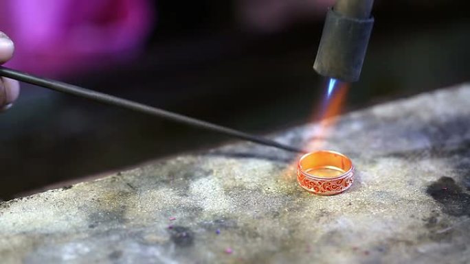 金匠珠宝商使用汽油燃烧器熔化和装饰黄金