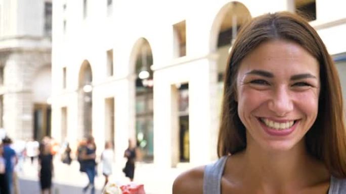美丽的年轻旅游女孩 (女人) 在米兰，感到自由，快乐的微笑，米兰大教堂的背景。概念: 旅游，热爱旅行