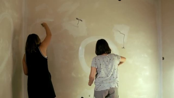 妇女在墙上画白色圆圈，慢动作