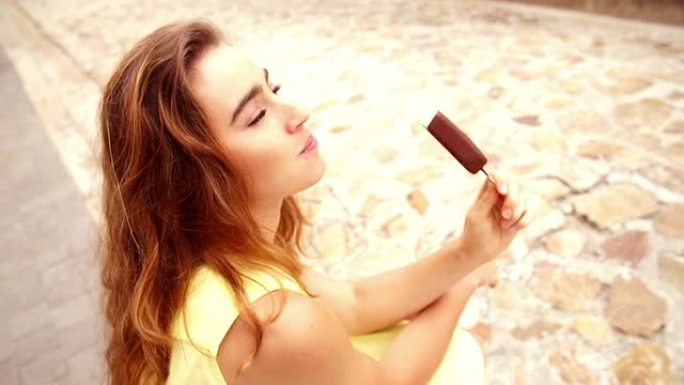 年轻女子在夏天吃冰淇淋