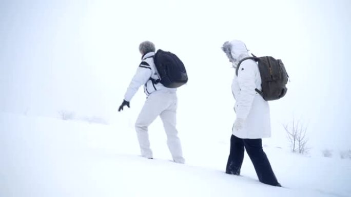 资深徒步旅行者走过冬雾