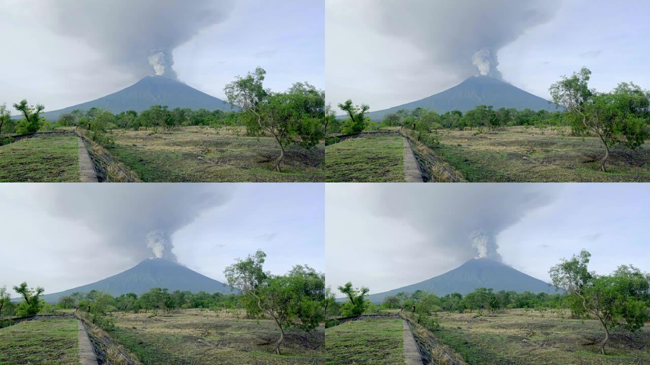 烟羽喷出的阿贡火山